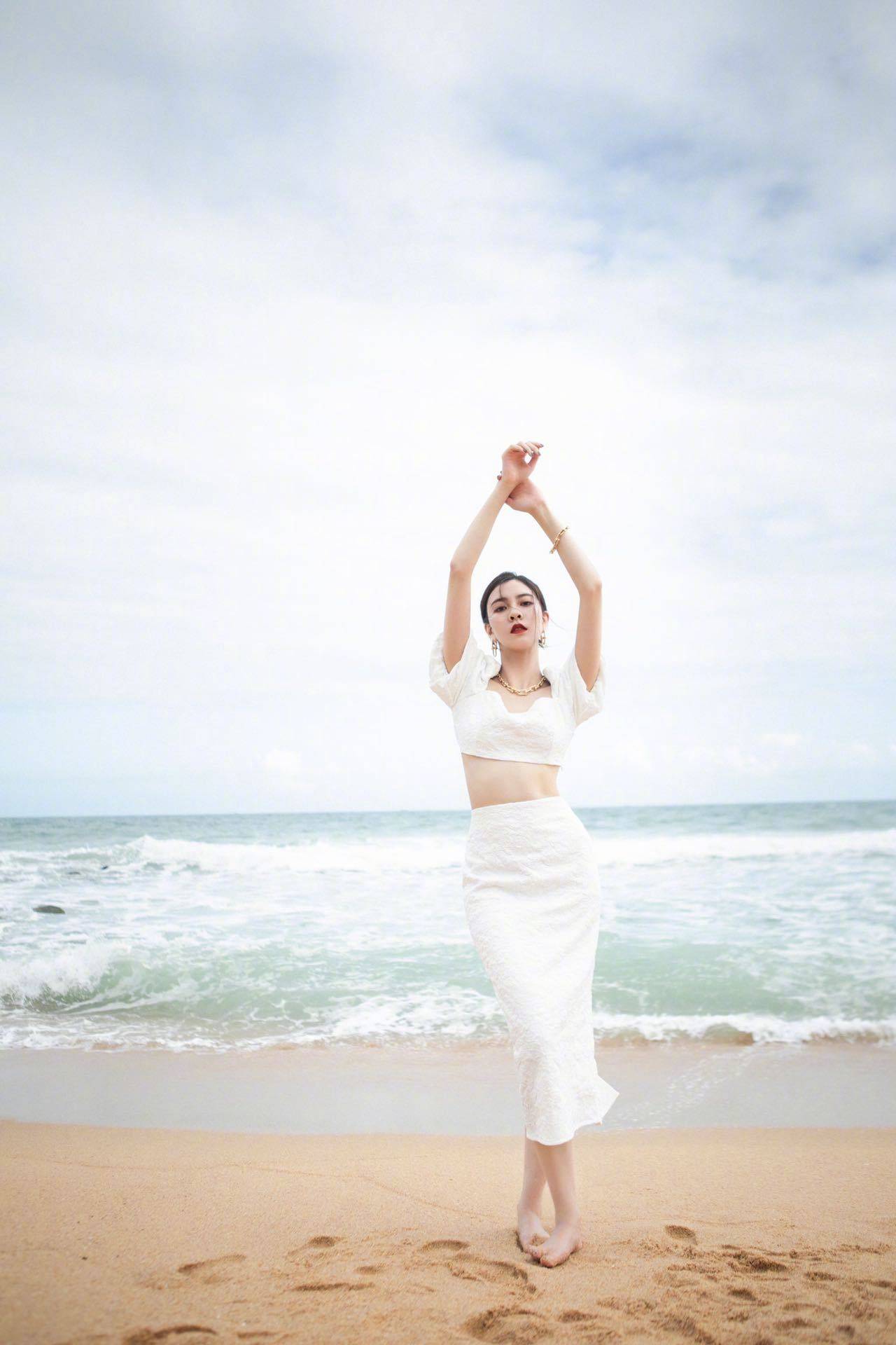 搜狐娱乐讯 12月2日,宋妍霏《哎呀好身材》官宣,三亚海边大片曝光