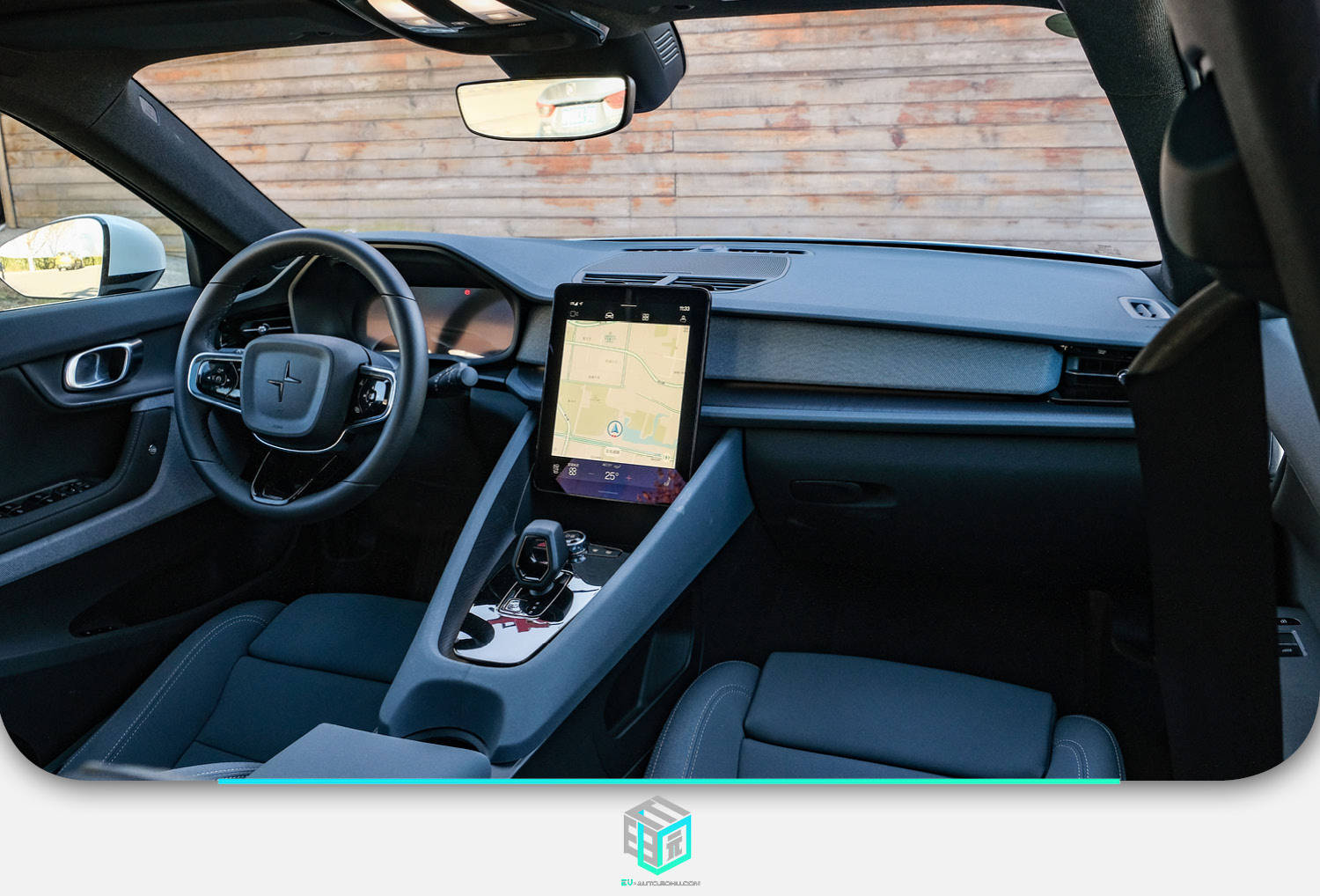 内饰设计同样如此,极星2内饰造型简洁,像挡杆,中控台饰板,旋钮等细节