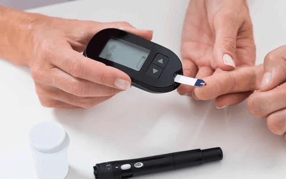 症状|糖尿病患者身体出现这6大症状，李爱国主任提醒可能是糖尿病肾病来了，别忽视!