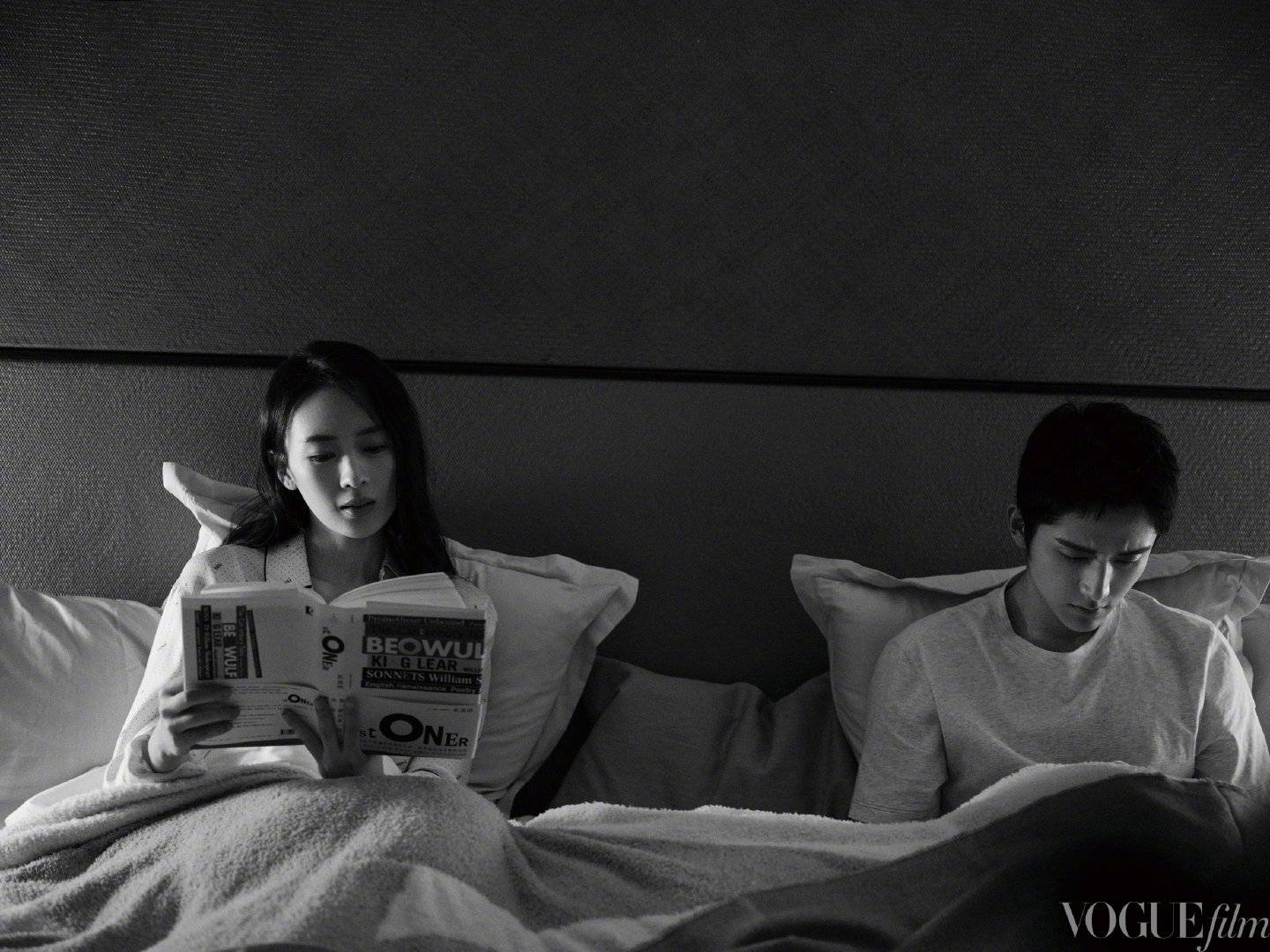 张新成童谣黑白光影间诉深情气氛暧昧尽显故事感