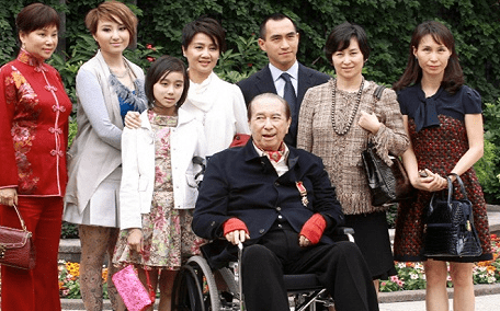 原创护工邓咏诗:从赌王身边带走一亿,转嫁真爱,走上自己的人生巅峰