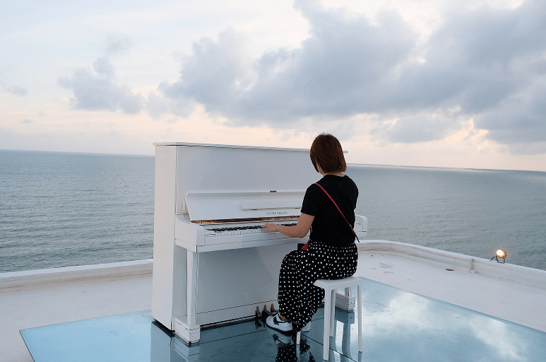 有些是古典美,拥有着一架洁白的钢琴,音符在海浪声中愉快地舞动~有些