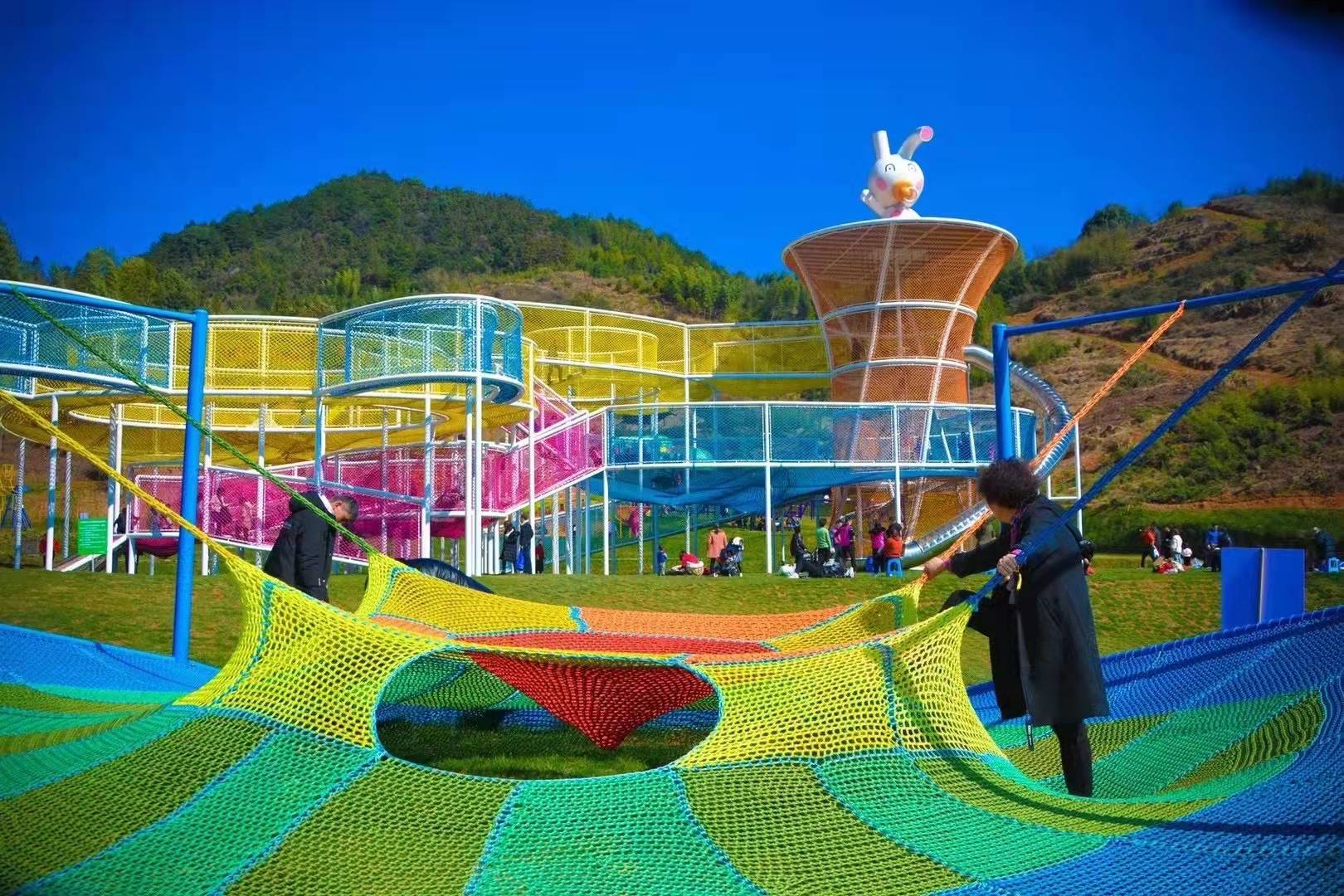 儿童游乐设施的项目灵活多变,孩子通过自己的兴趣爱好和需求进行选择