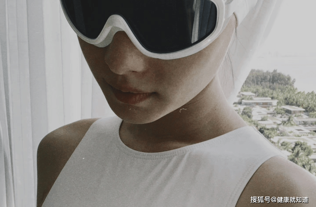 倪妮晒泳装照好酷!很性感,眉眼之间有一股风情_身材_游泳_韵味