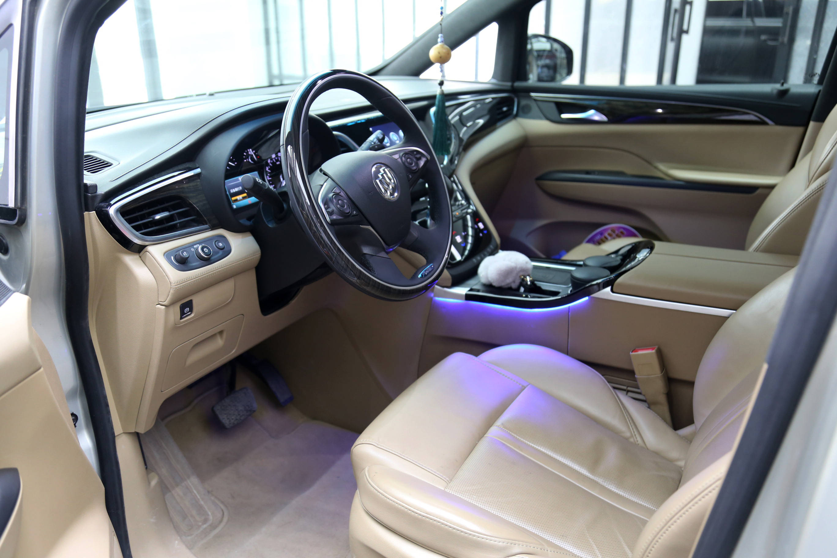 别克gl8升级雅典娜包围pet亮黑改色膜19寸锻造轮毂水晶宝座航空座椅等