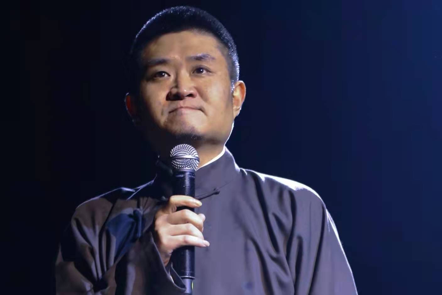 青曲社的发展已经"步履维艰",苗阜还不忘给防疫人员送温暖