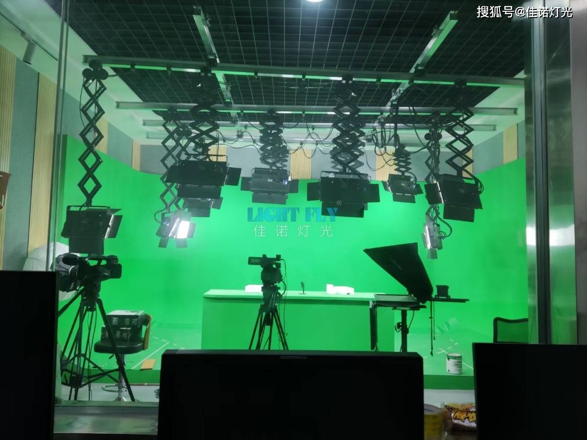 led三基色柔光灯助阵全媒体演播室会议灯光