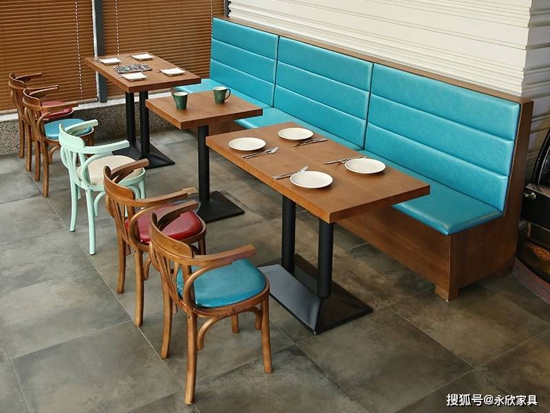 长条靠墙转角卡座沙发搭配桌子椅子整体效果图