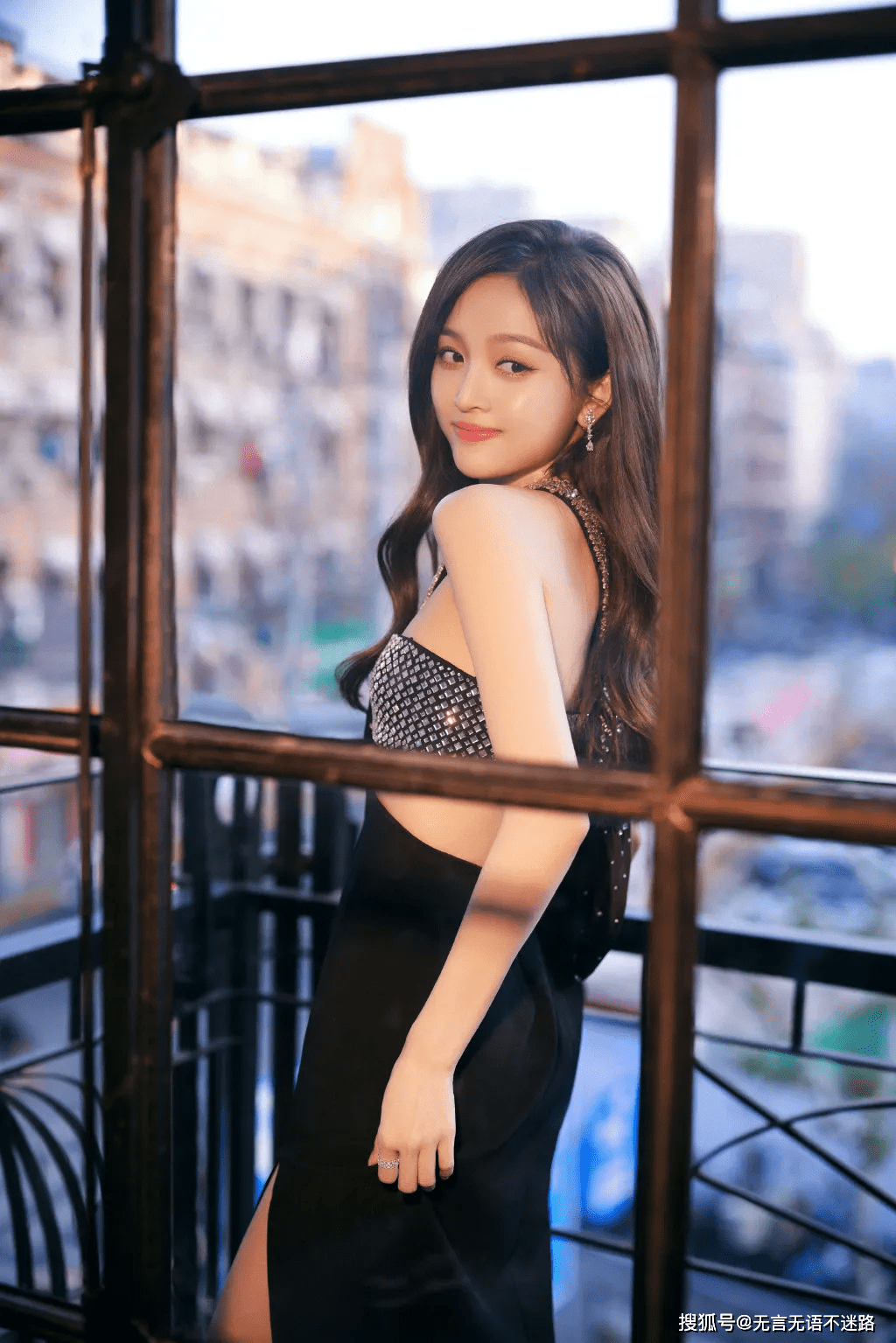 吴宣仪一袭抹胸长裙尽显完美好身材展现迷人魅力