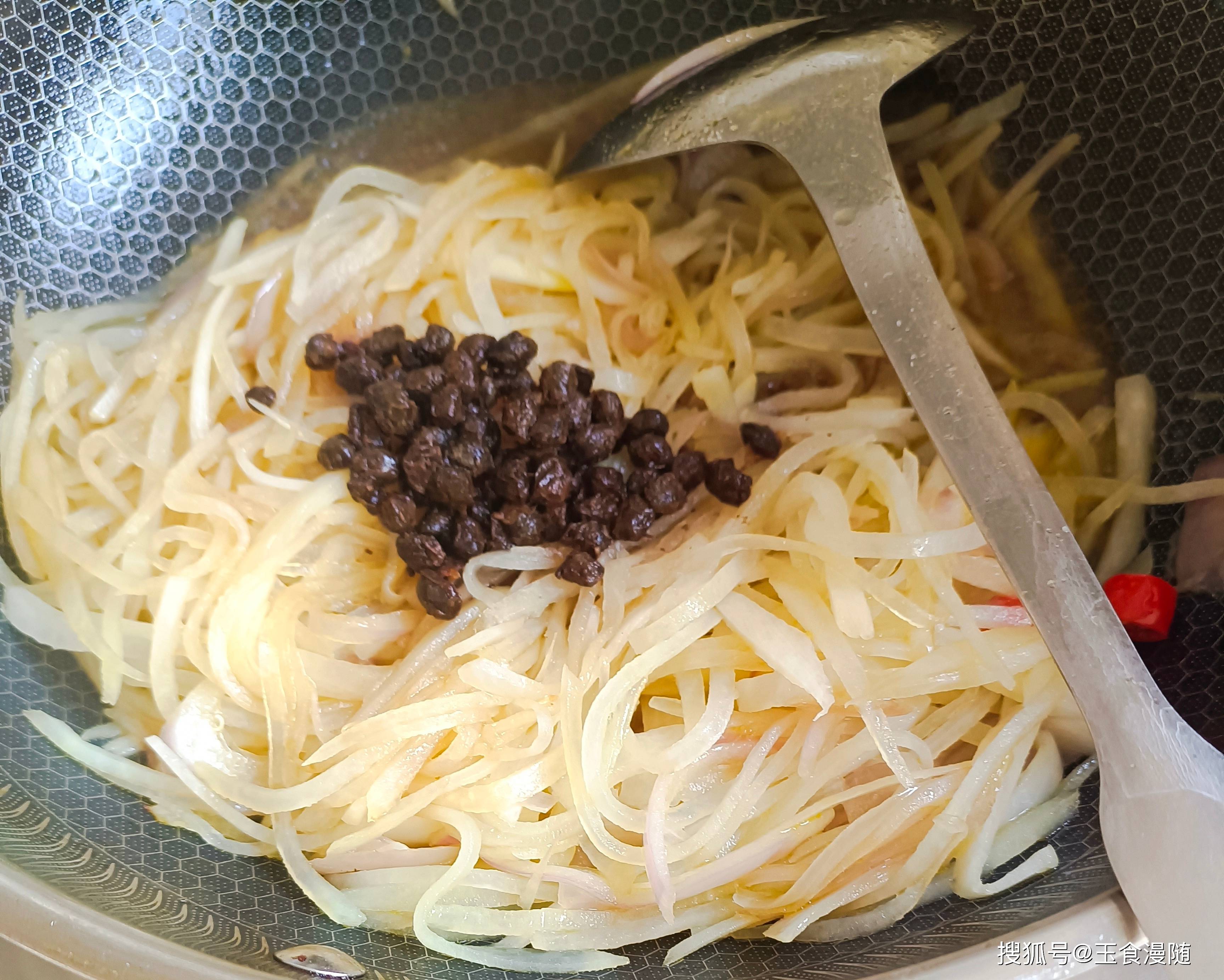洋葱炒土豆丝的配料 de60589dc5ed4e1fbabbf59d9481a25c.jpeg