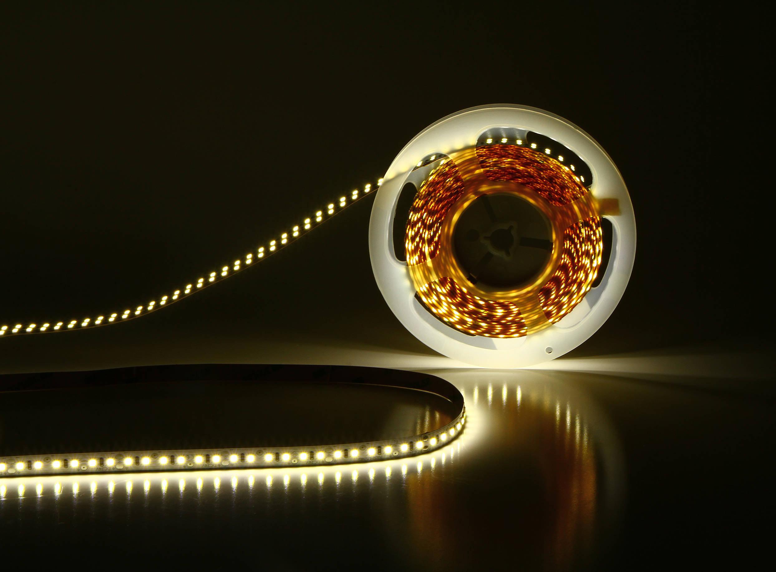 led灯带是把led灯组装在带状的pcb柔线性路板上,因其产品形状象条带子