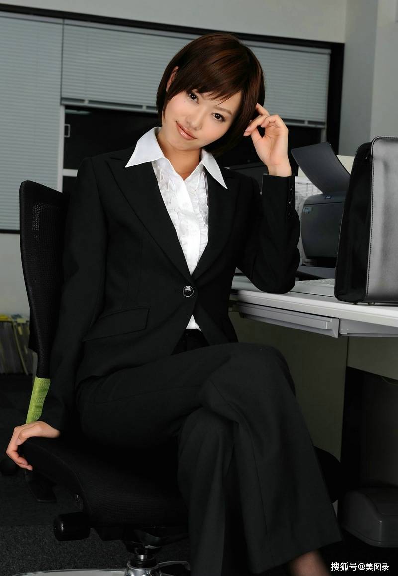 高挑气质的公司女秘书制服