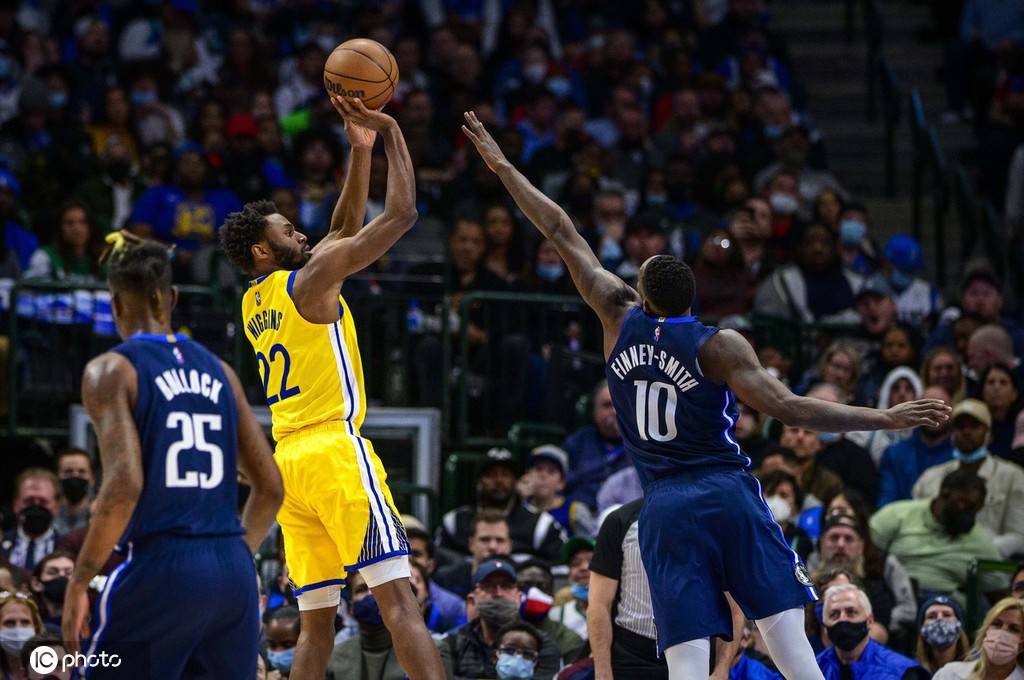 高清图勇士负独行侠库里沮丧坐地板格林遭盖帽