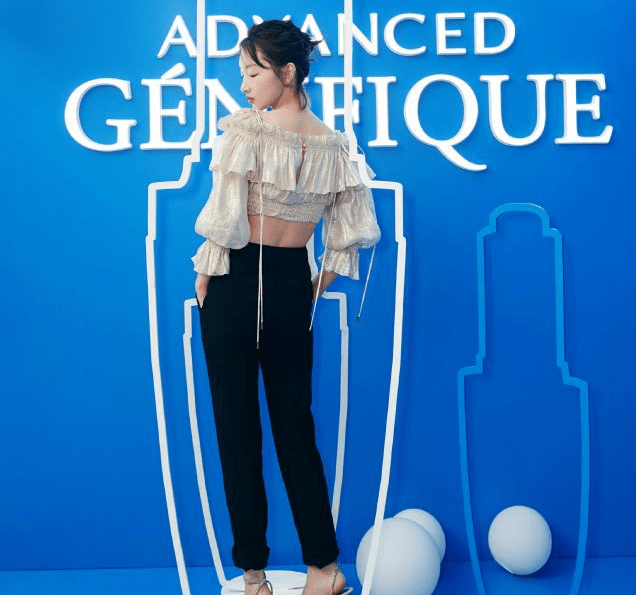 周冬雨的初恋感回来了难得穿露脐装想不到平板身材也有女人味