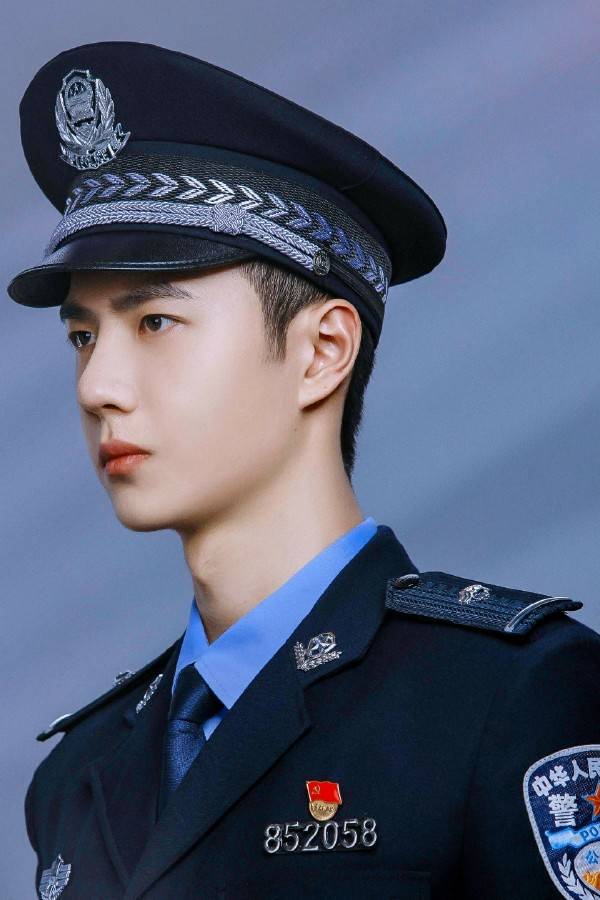 电视剧中身穿警服的王一博也是帅得不要不要的,严肃且威武