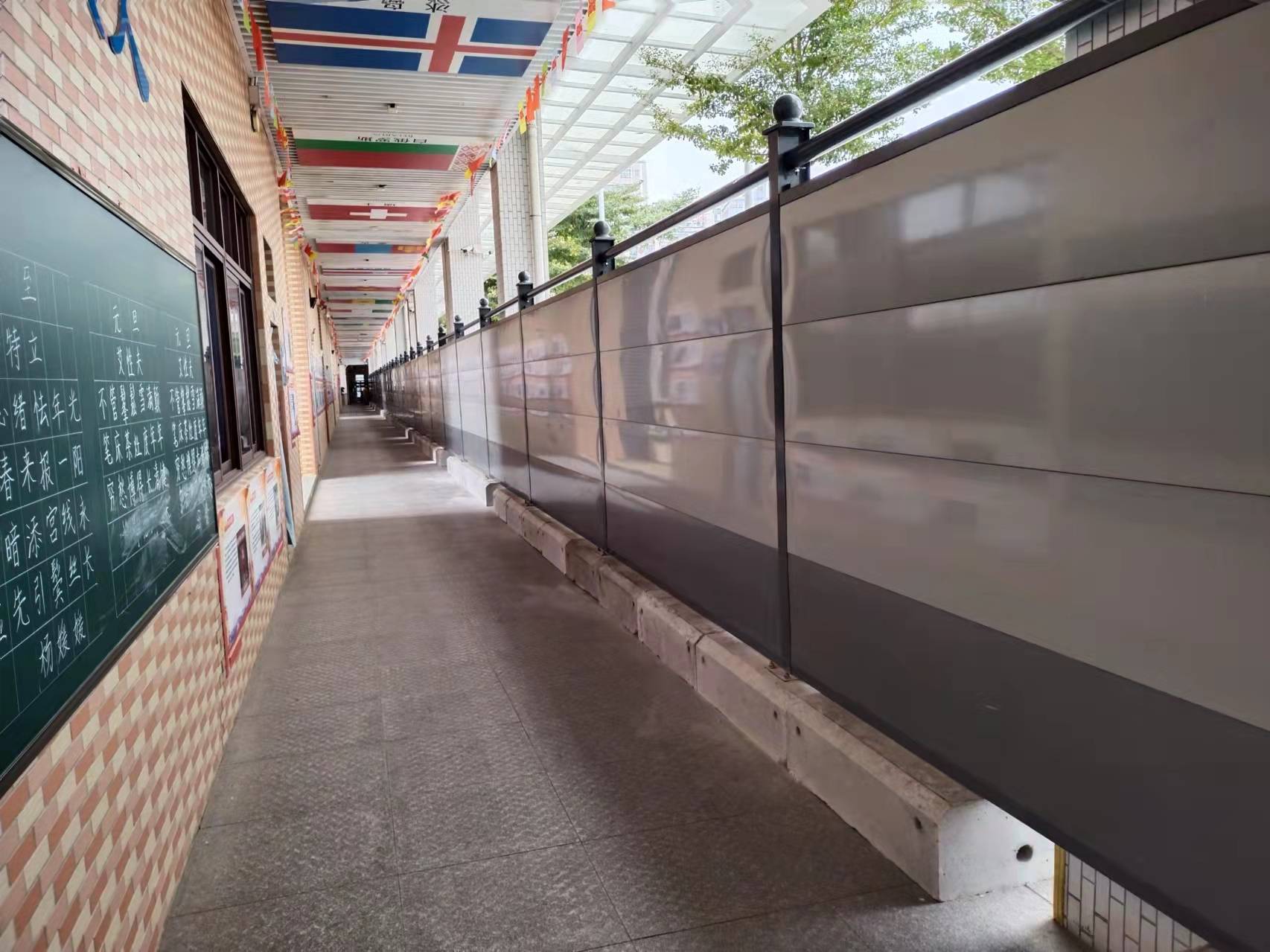 一局承建宝安区福海街道桥头学校改扩建工程选用旭东装配式c5款围挡