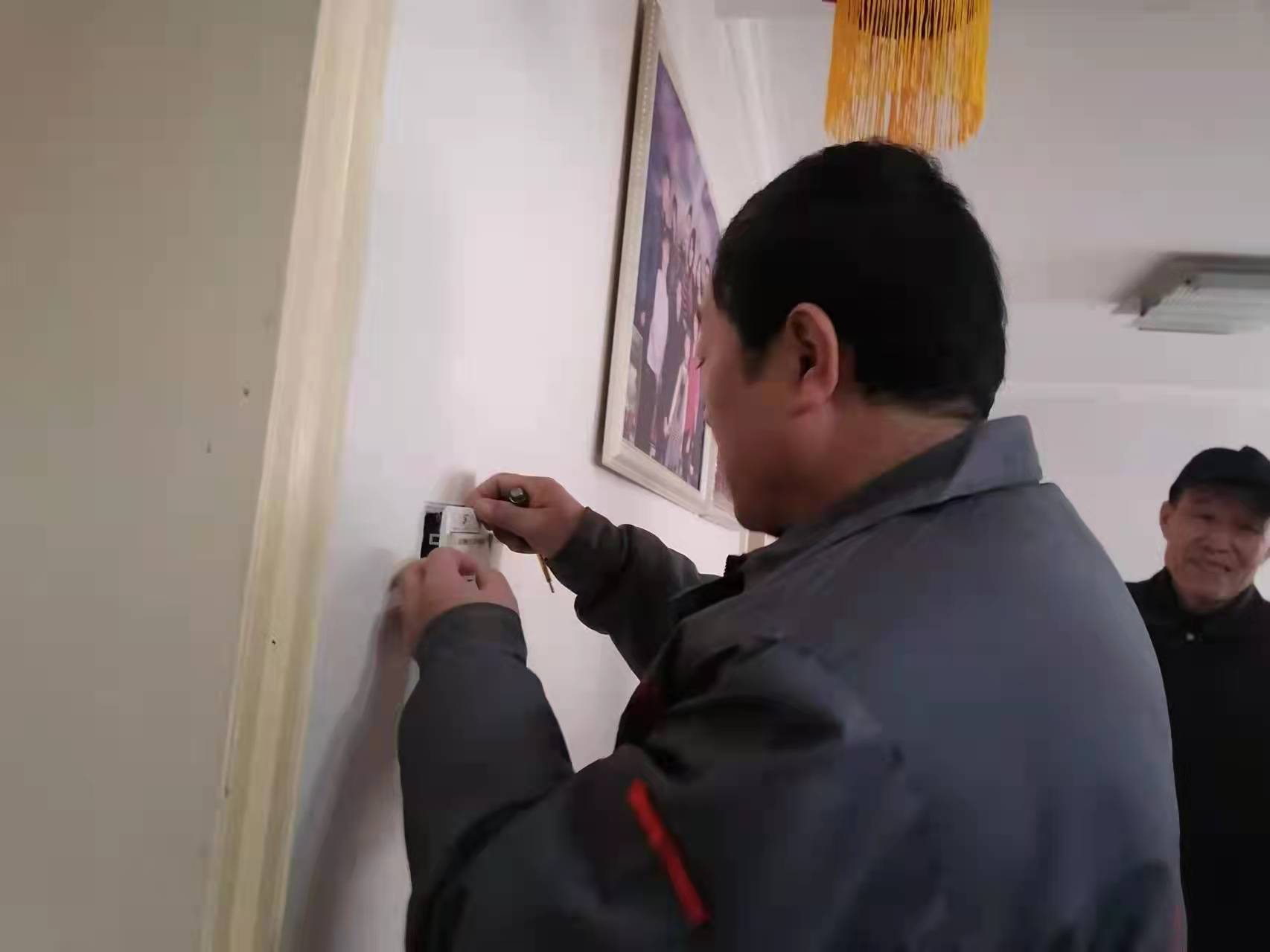 德州红色物业|八一小区物业师傅为业主修开关_维修_电话_线路