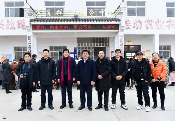 荆楚红色文艺轻骑兵小分队走进曾集镇六冢村开展送春联下乡活动