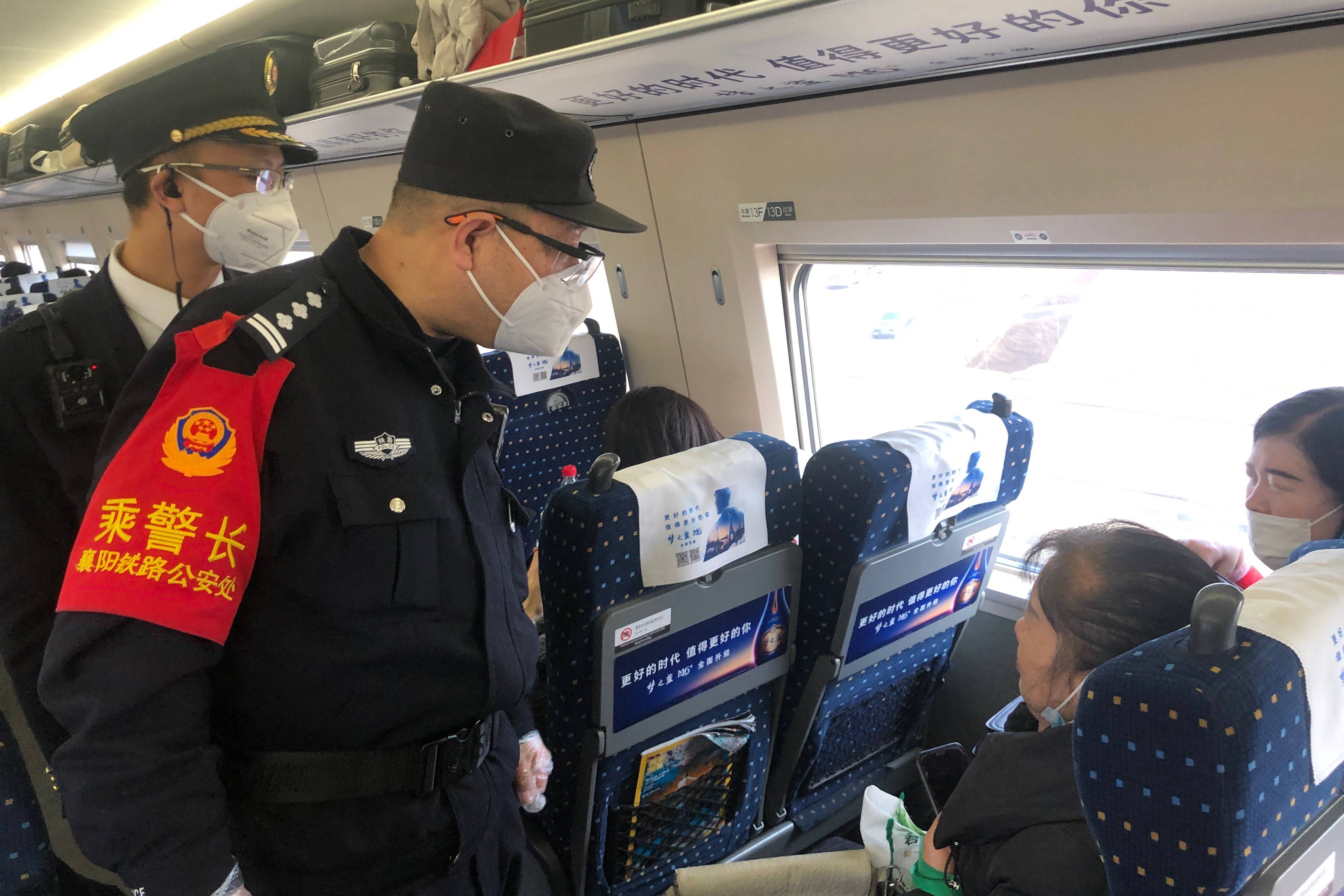 迎春运护平安警相随襄阳铁路公安处乘警支队多措并举护航春运首日列车