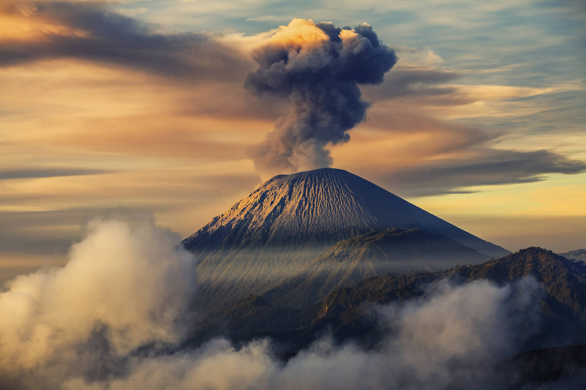 沉睡30年最强火山苏醒深入解读汤加海底火山