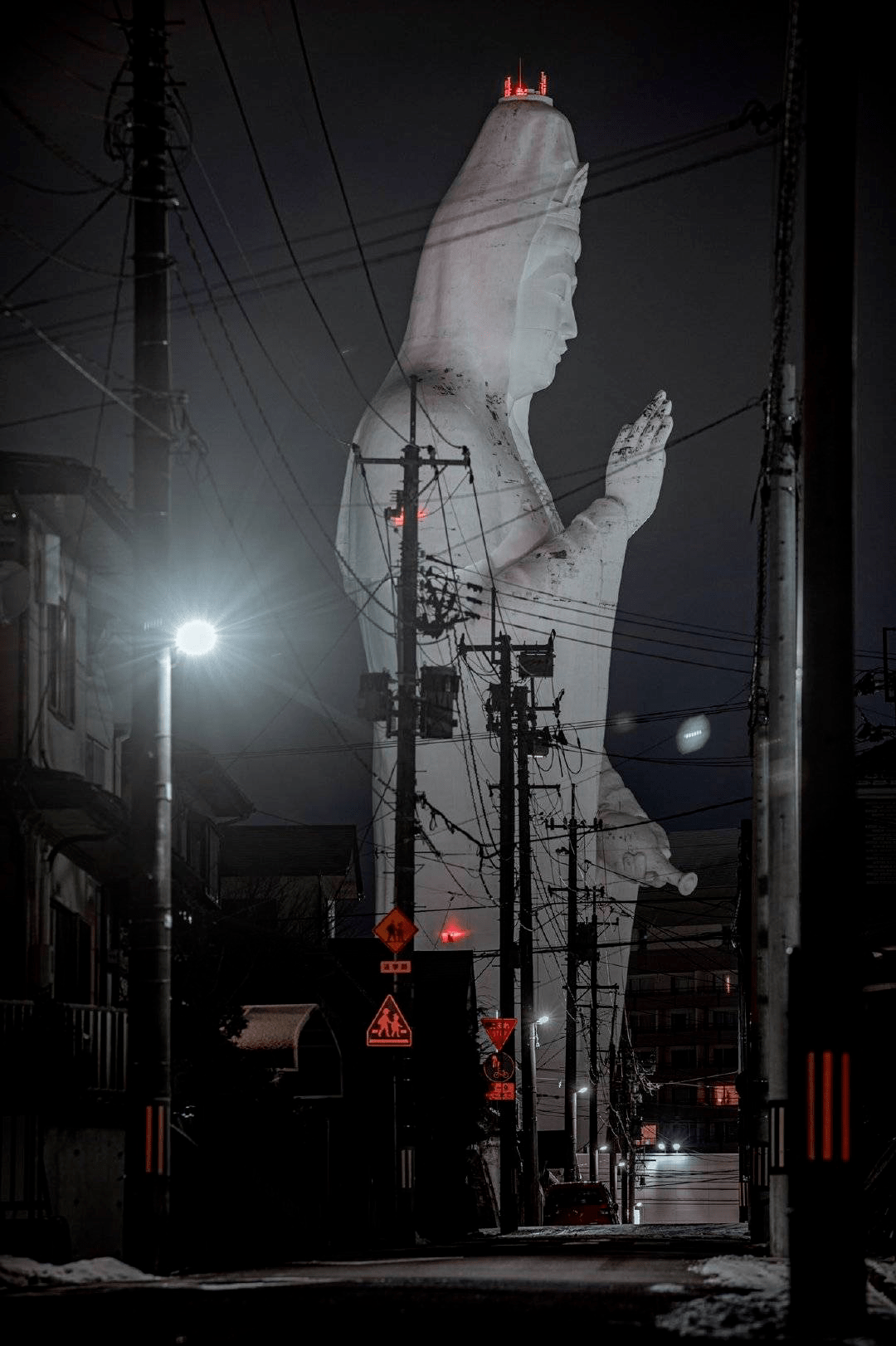 更有刷屏全网的仙台大观音,在夜里闪着说不出的慈祥.