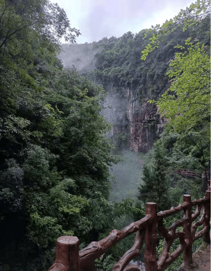 重庆奉节惊现浓缩版天坑地缝地质奇观