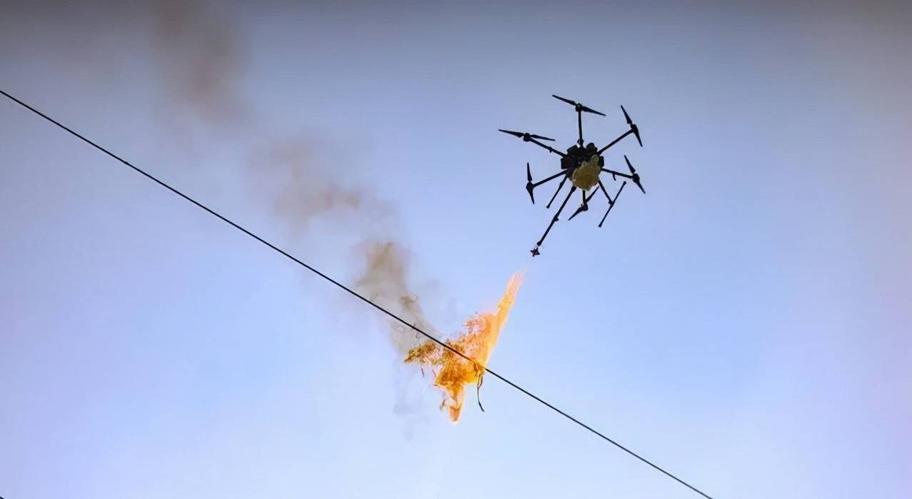 你听说过喷火无人机吗?这个黑科技是如何清理高压线异物的?