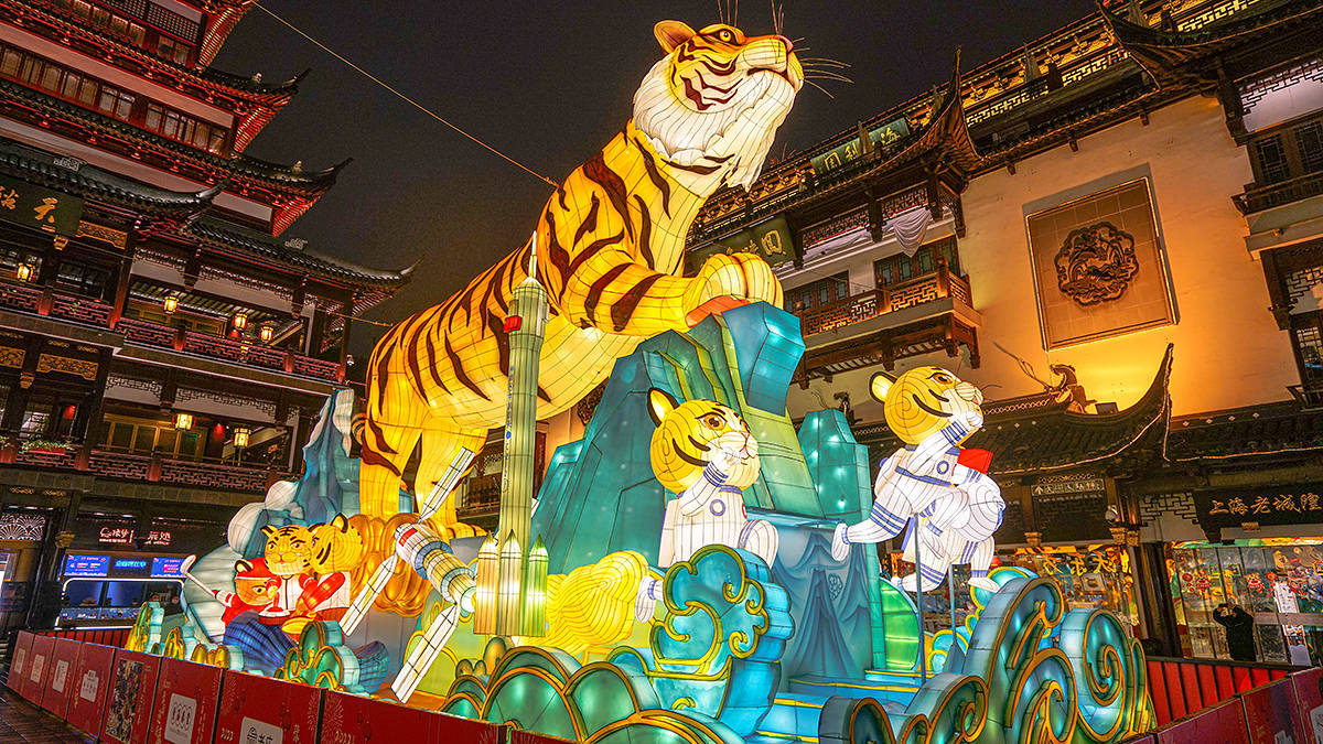 航母|上海豫园民俗虎年灯会，只只老虎肥又肥，还有冬奥健儿和航母火箭