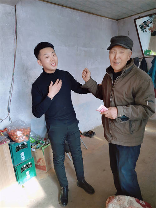 大连瓦房店市西杨乡第一书记纪长伟走访慰问活动