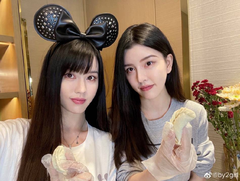 by2孙雨轻生后首晒自拍状态佳 和姐姐包饺子过春节_组合_妹妹_节日
