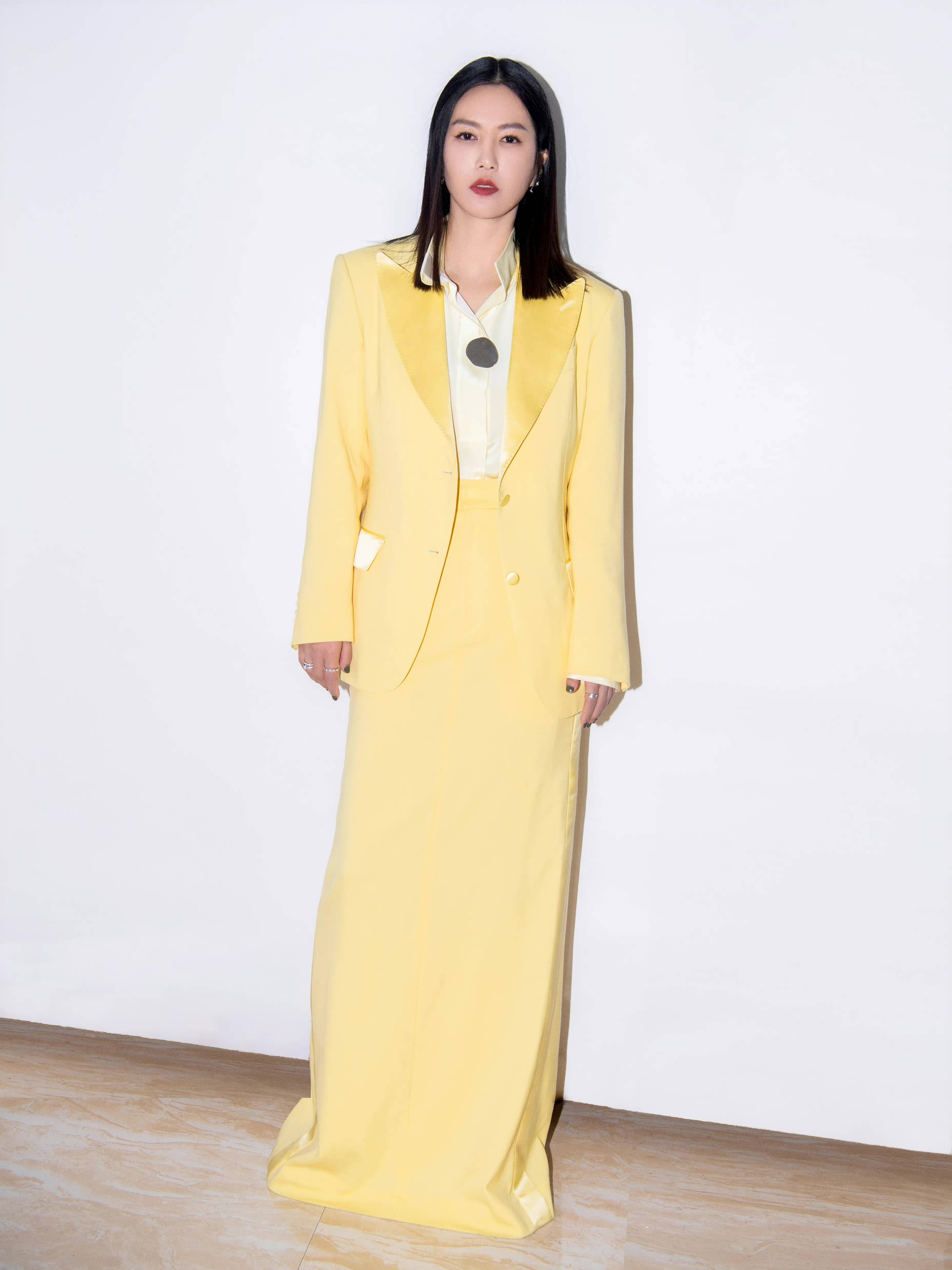 谭维维演绎 st. john 2022 春夏系列西装套装_鹅黄色_暖意_生命