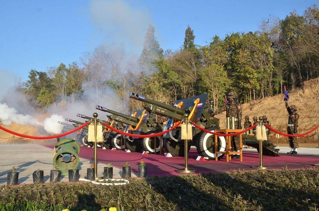 原创缅甸第75届联邦节庆典上鸣21响礼炮的英国25磅炮