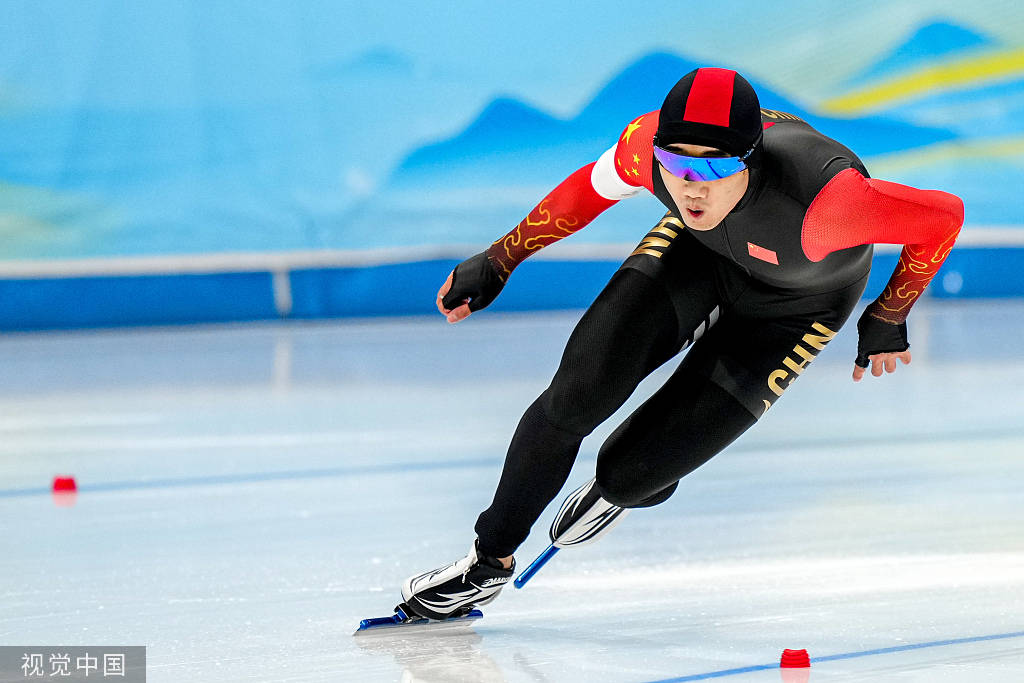 高亭宇夺冠致敬教练，揭秘中国男子速滑冬奥首金背后的