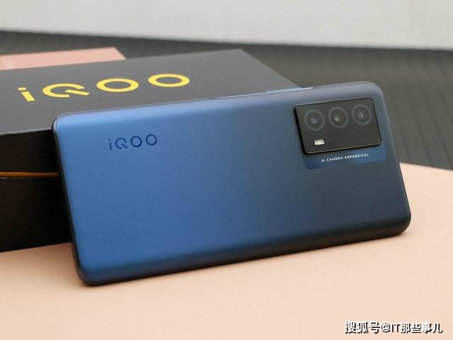 LCD永不为奴 从千元机到旗舰 这几款手机买到不后悔