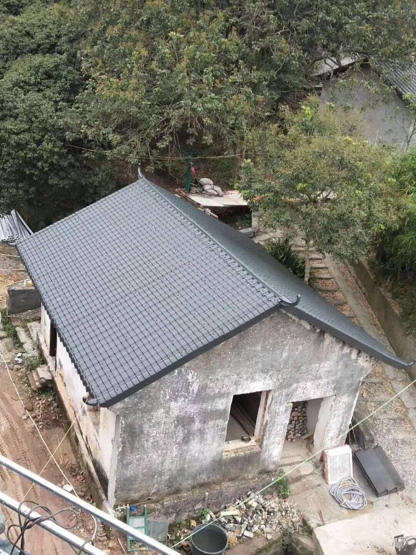 树脂小青瓦不仅传承了中国传统瓦面的风格,又避免了老瓦片容易移位