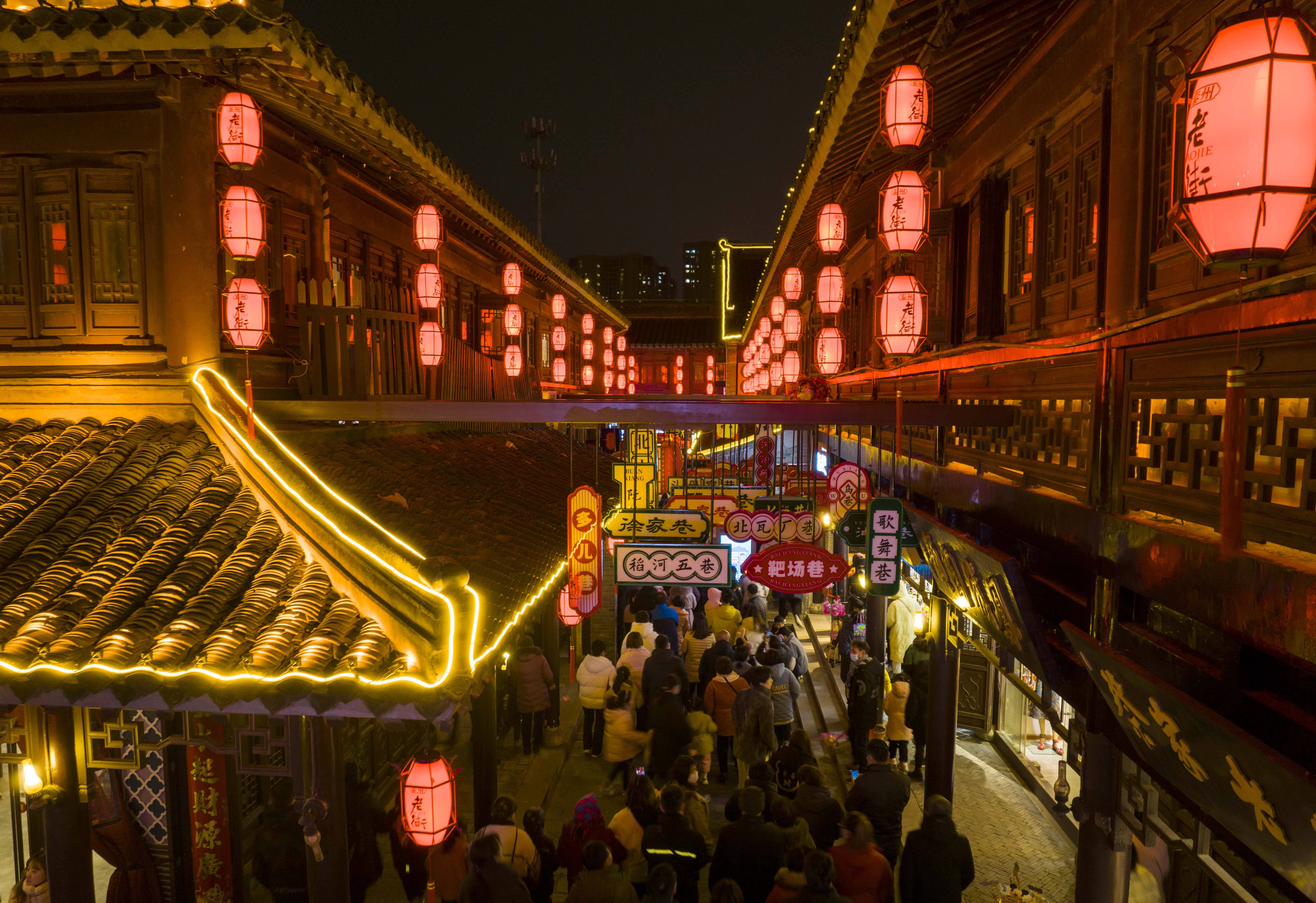 当日是元宵节,江苏省泰州市凤城河景区老街热闹非凡,人们看戏曲,猜