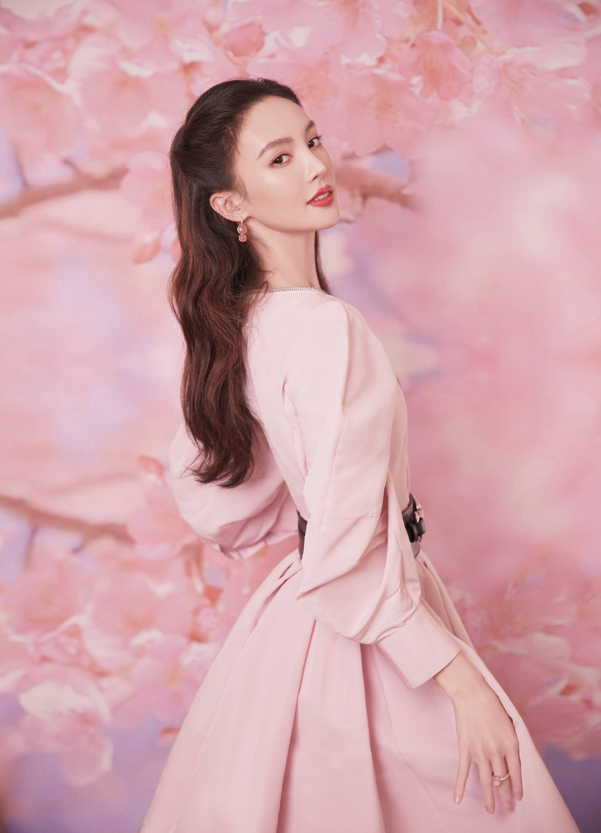 金晨穿粉色长裙宛若仙子甜美笑容气质绝佳