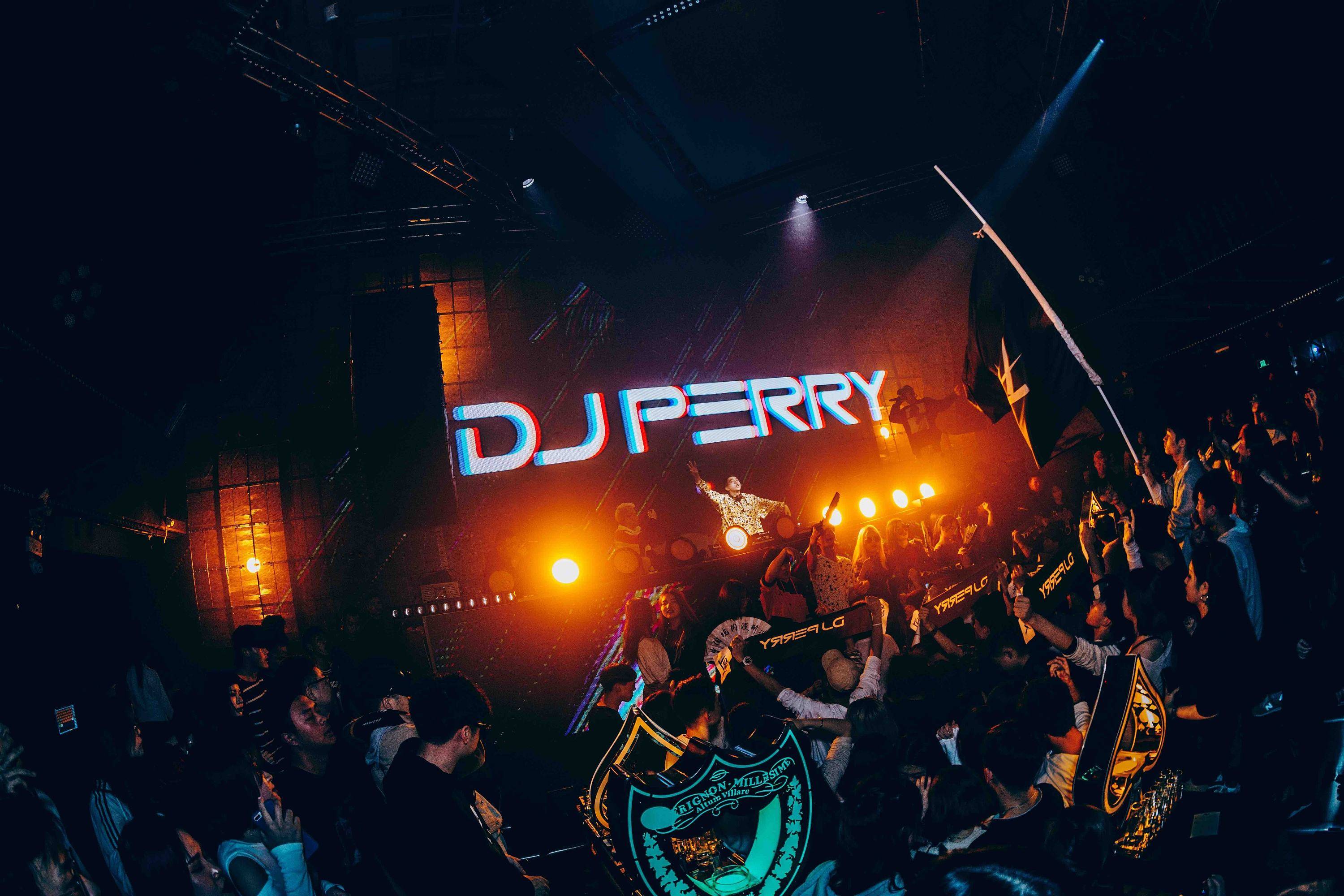 这种酒吧多选择dj慢摇曲作为音乐风格,作为一种时尚店,其生命力相对较