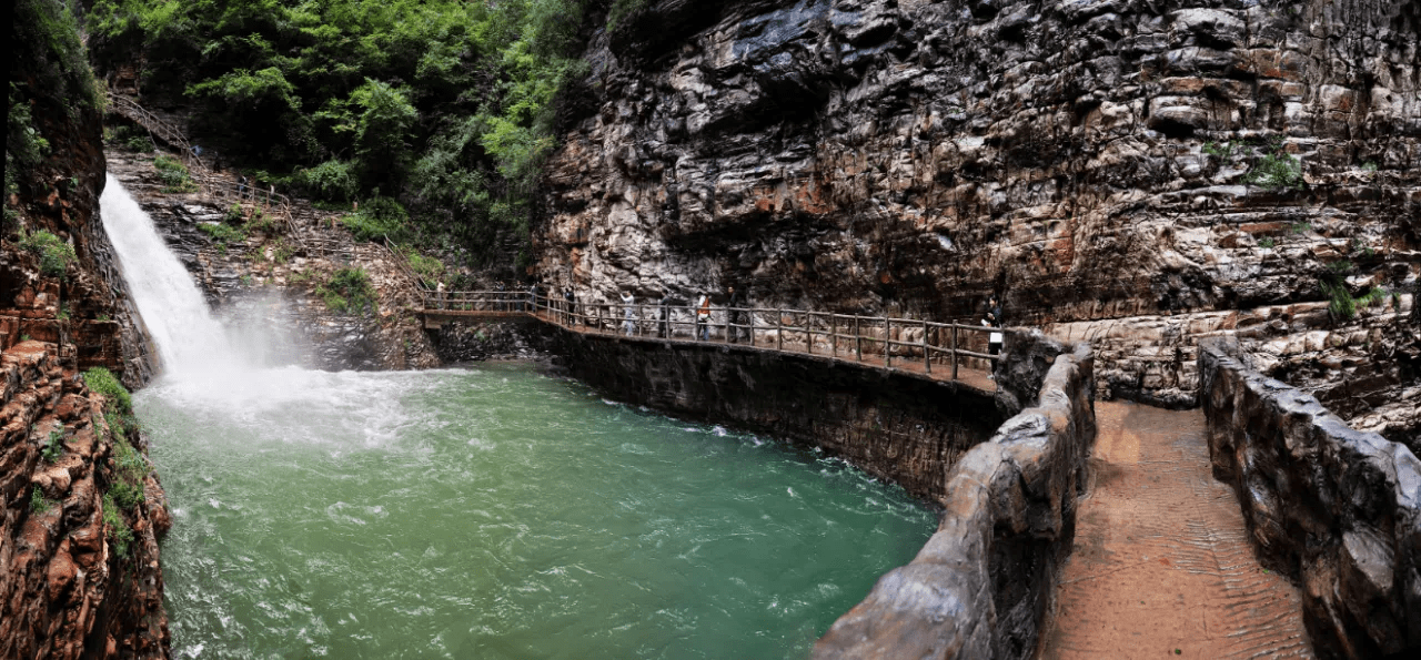 北起桃花谷景区,南至仙霞谷景区,全长约30km,既是景区环线游览道路的