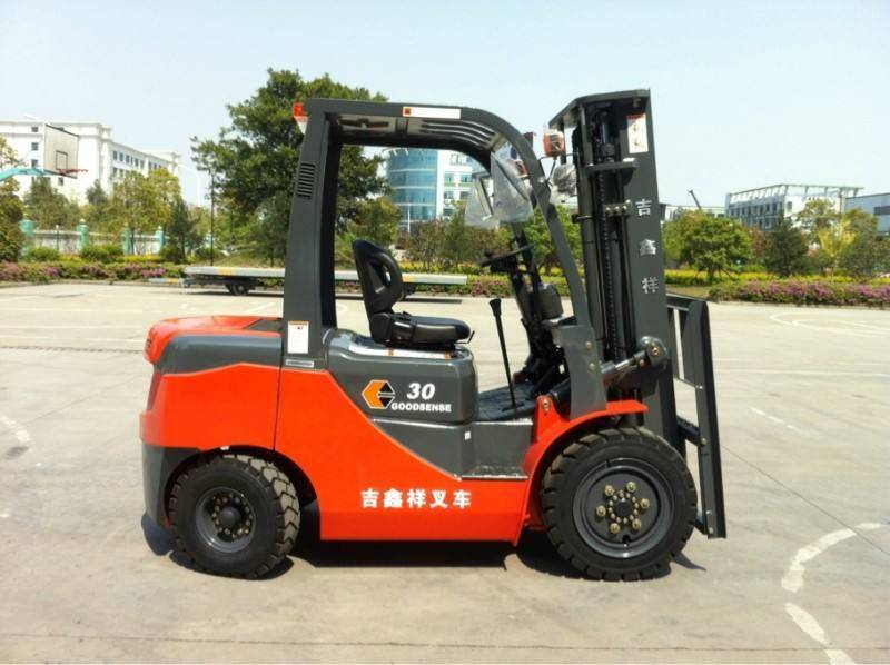 东莞企业选择柴油叉车还是电动叉车（丰源叉车）