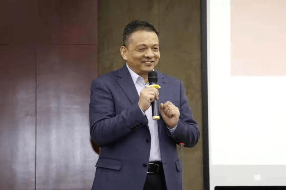 华山医院宝山院区常务副院长,华山医院普外科主任钦伦秀教授颁发聘书