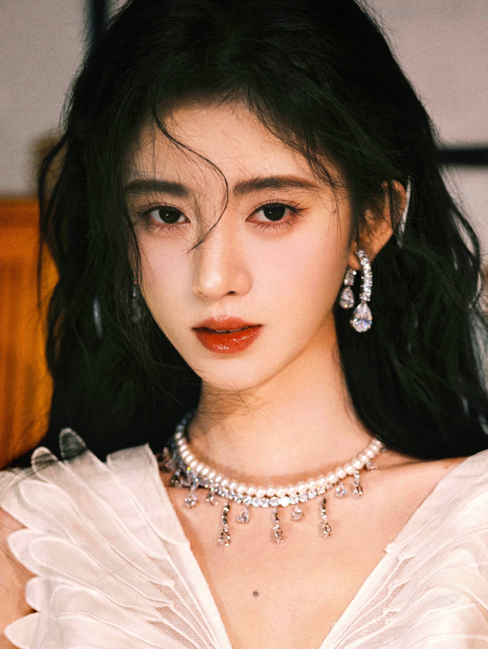 鞠婧祎复古造型眼波流转 皮肤白皙透亮氛围感拉满