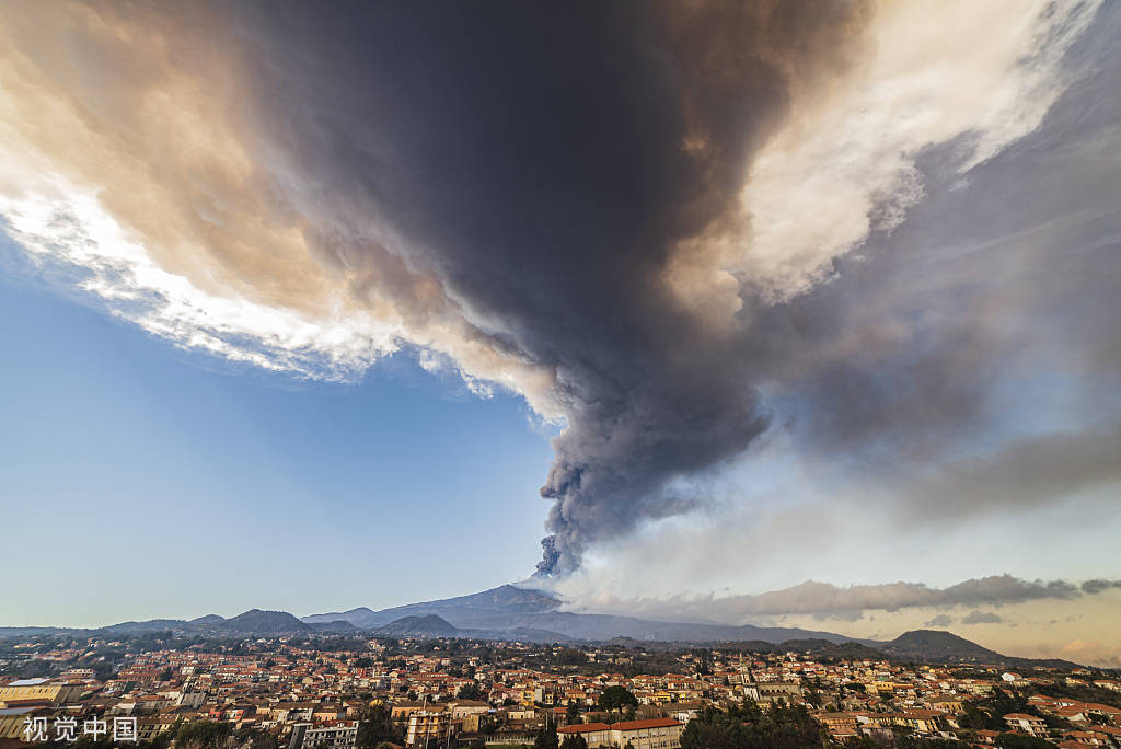 意大利埃特纳火山再次喷发释放大量火山灰