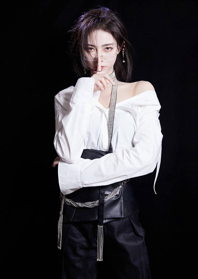 下眼睑戴眼镜宝宝的福利 | 如何快速画出一个好看的眼镜妆?