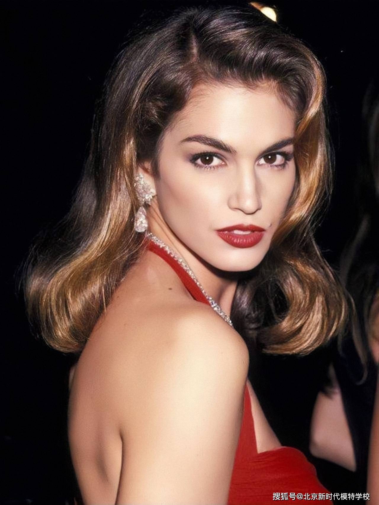 惊现巴黎时装周的传奇超模辛迪克劳馥