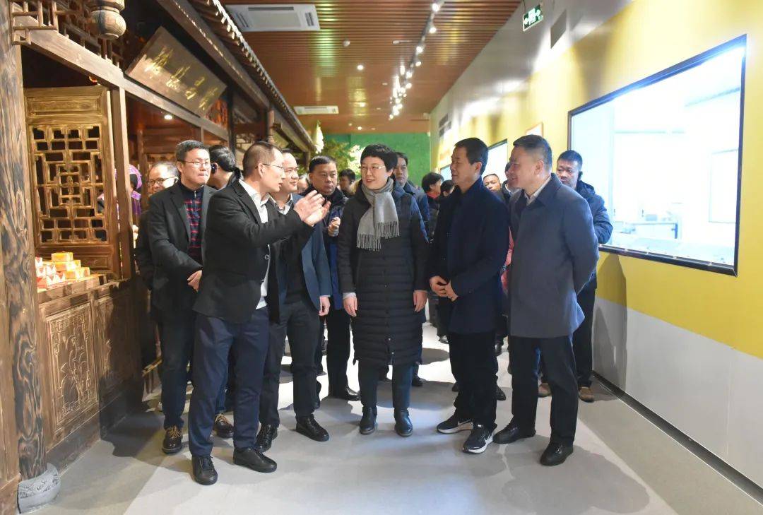 桂林城市礼品展销中心等场所,听取相关情况介绍,并与余捷书记,刘丰华