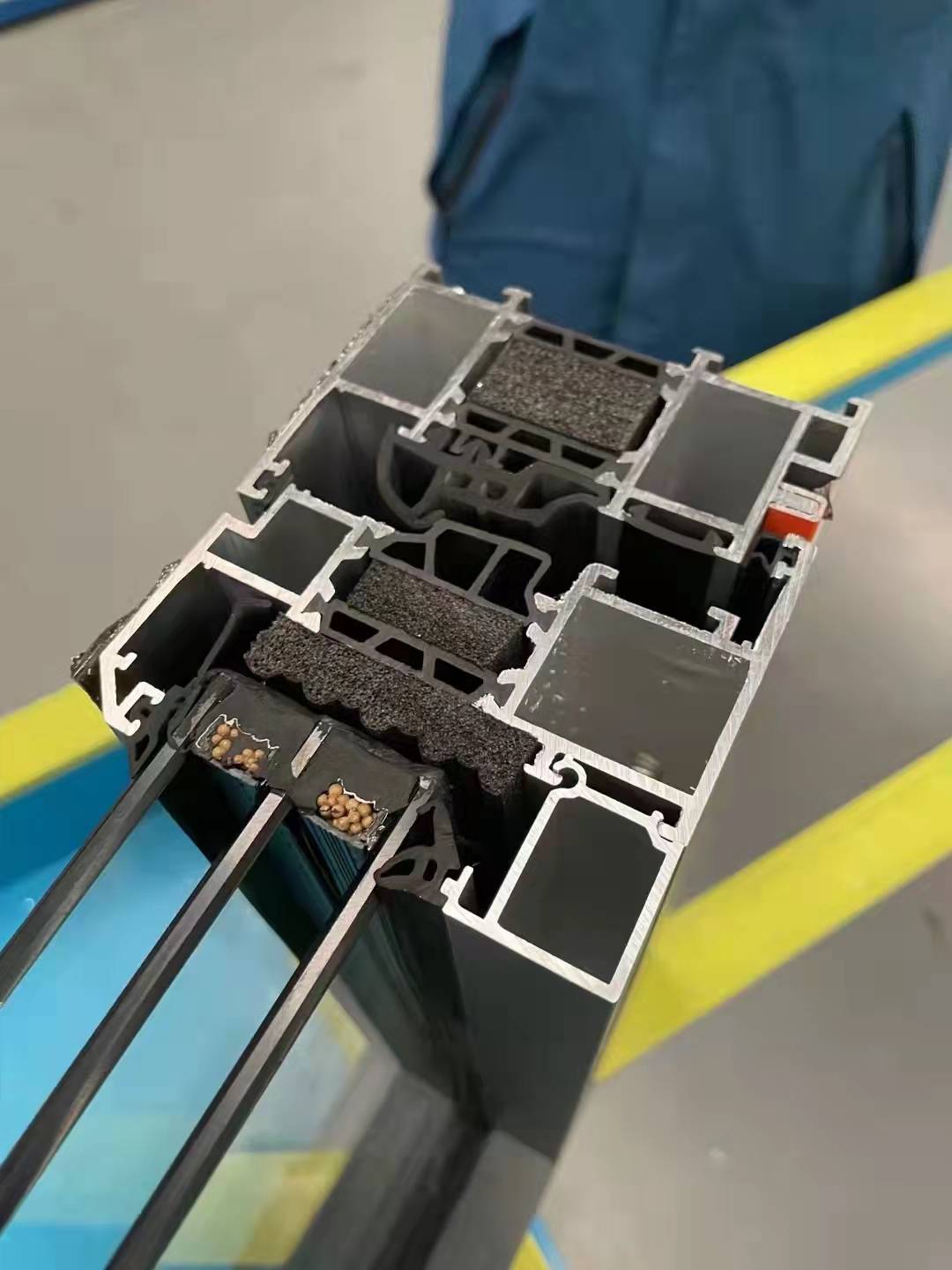 洛阳封阳台玻璃断桥铝门窗，关键是内部结构和玻璃看图对比