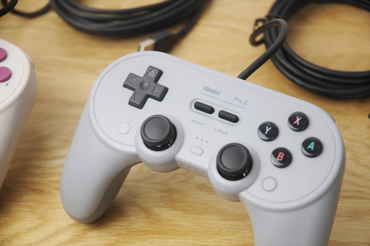 在外壳的设计上,八位堂pro 2有线手柄采用类磨砂表壳设计,整体看起来