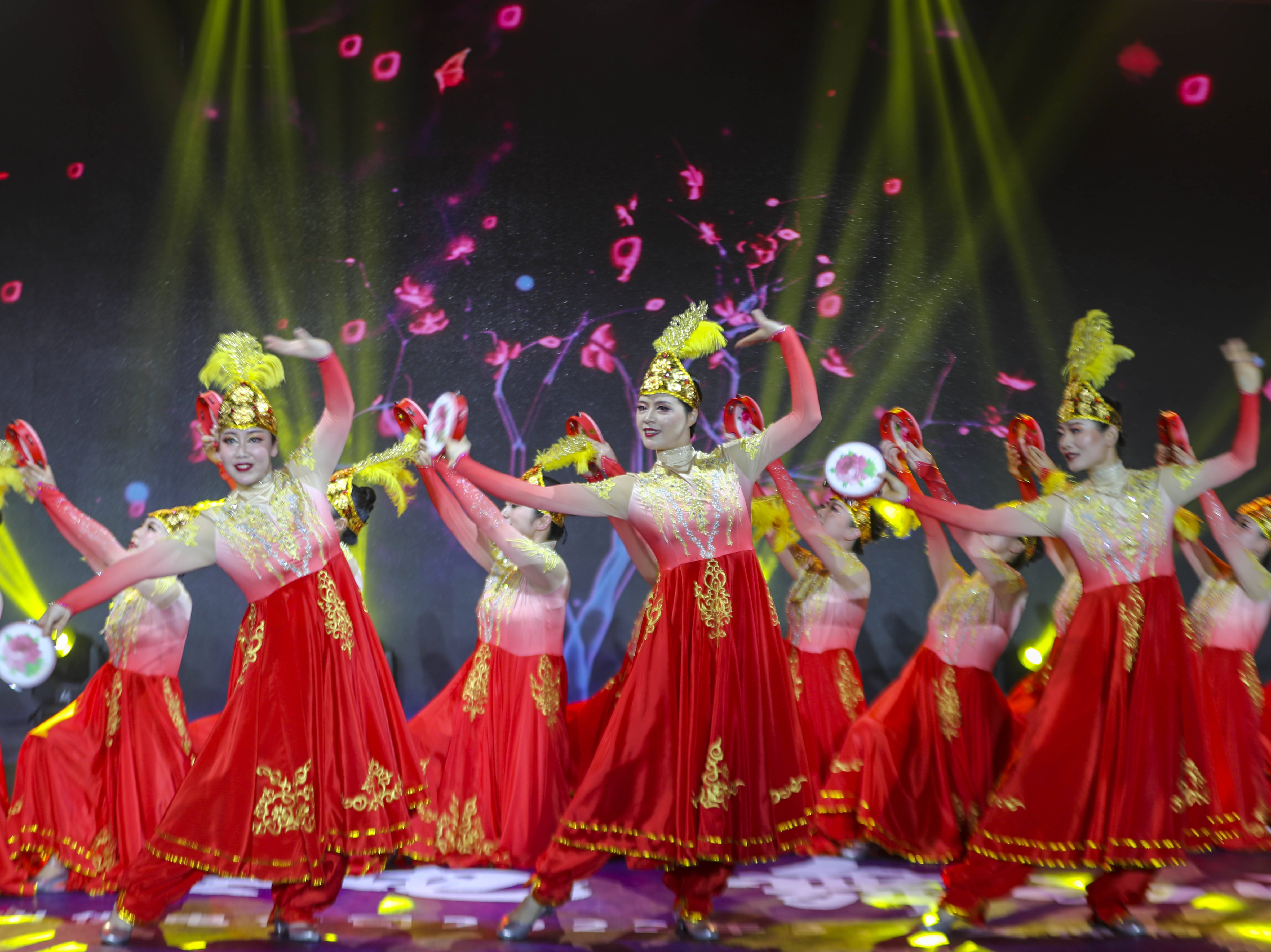 手工艺制作,舞蹈才艺表演等活动,展示女性健康,自信,乐观,多才多艺的