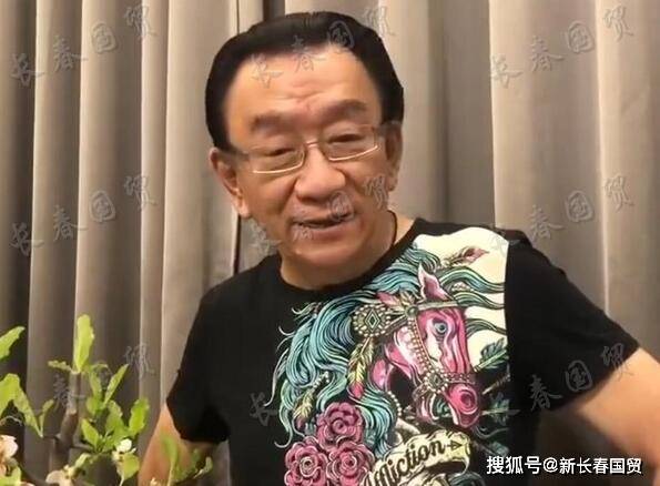 品牌|75岁侯耀华为企业录祝福视频，红光满面状态好，手戴大戒指抢镜